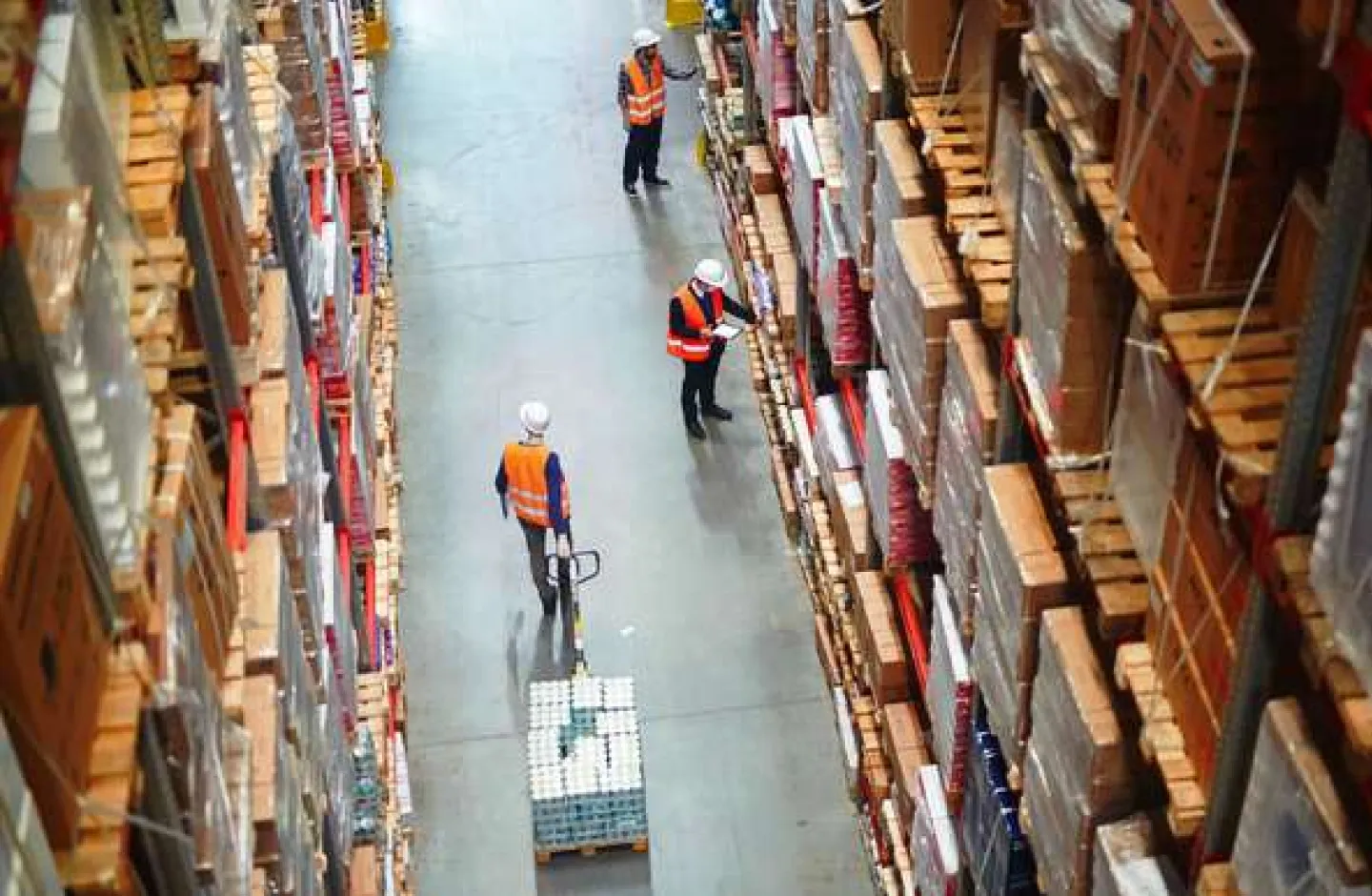 Benefits of Warehouse Workflow Automation - Workers working in a warehouse.